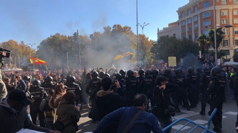 Disturbios entre la policía y los taxistas en el centro de Madrid.