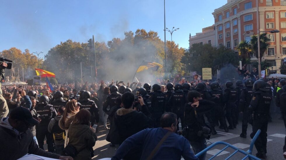 Disturbios entre la policía y los taxistas en el centro de Madrid.