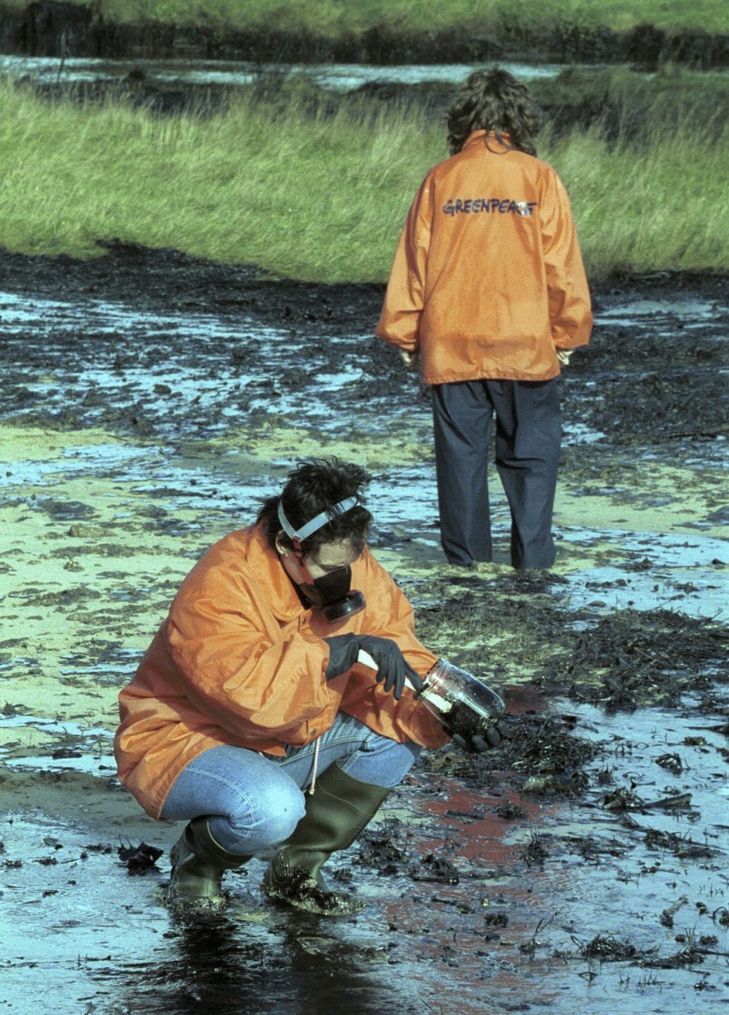 Voluntarios de Greenpeace durante la crisis del Prestige.