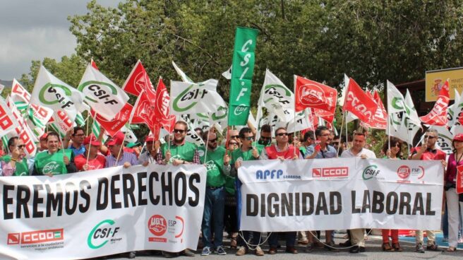 Unos 28.000 trabajadores de prisiones, convocados a la primera huelga general Funcionarios de prisiones, en una de las protestas secundadas.