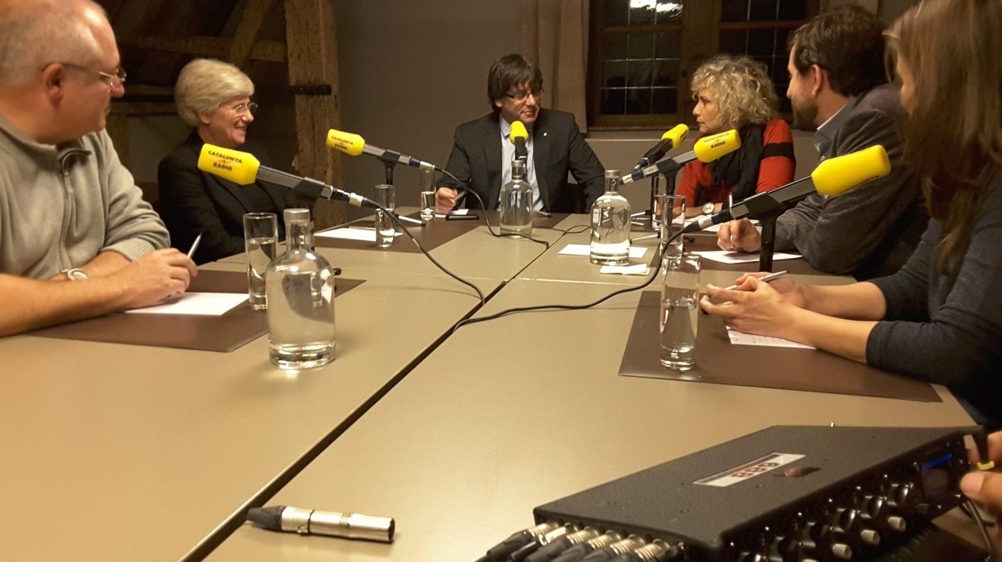 Carles Puigdemont, junto a los ex consellers exiliados, durante una entrevista en Catalunya Radio.