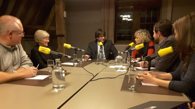 Carles Puigdemont, junto a los ex consellers exiliados, durante una entrevista en Catalunya Radio.