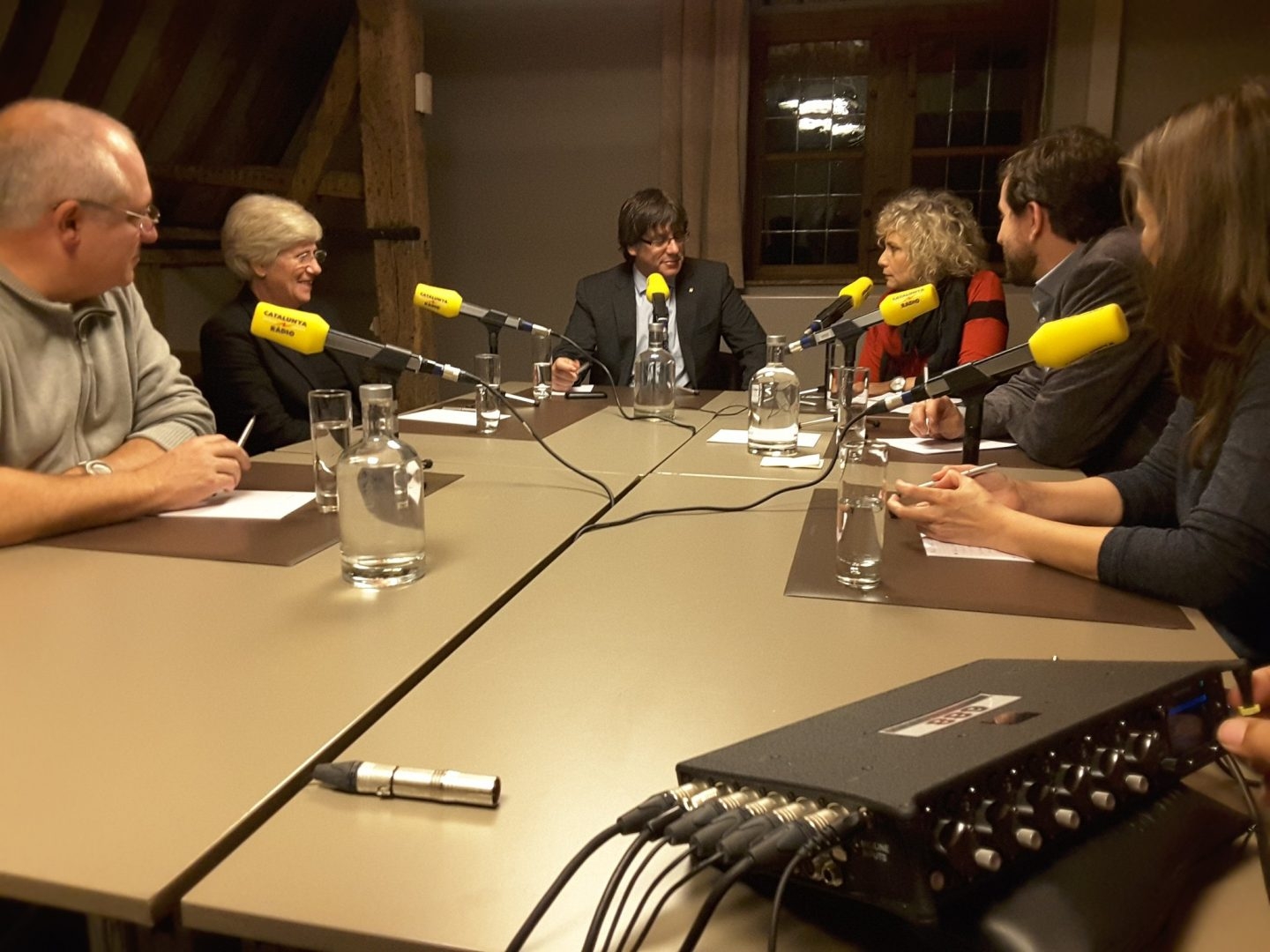 Carles Puigdemont, junto a los ex consellers exiliados, durante una entrevista en Catalunya Radio.