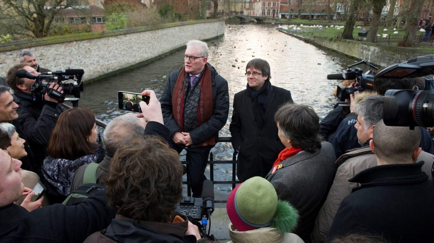 Carles Puigdemont, junto al senador Pol van den Driessche.