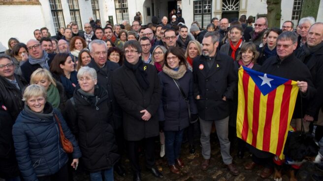 El ex president Carles Puigdemont y candidatos de la lista Junts per Catalunya recorren en el centro histórico de Brujas.