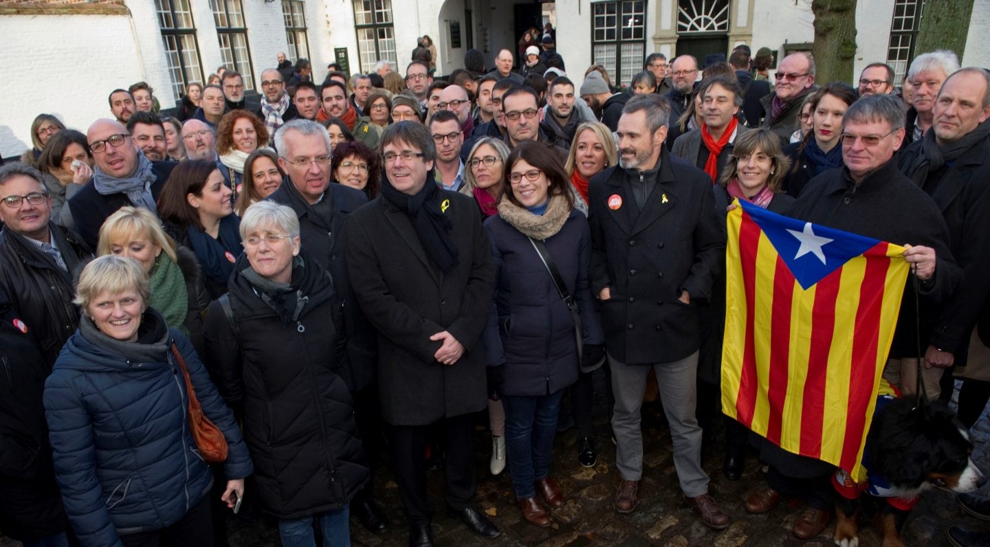 El ex president Carles Puigdemont y candidatos de la lista Junts per Catalunya recorren en el centro histórico de Brujas.