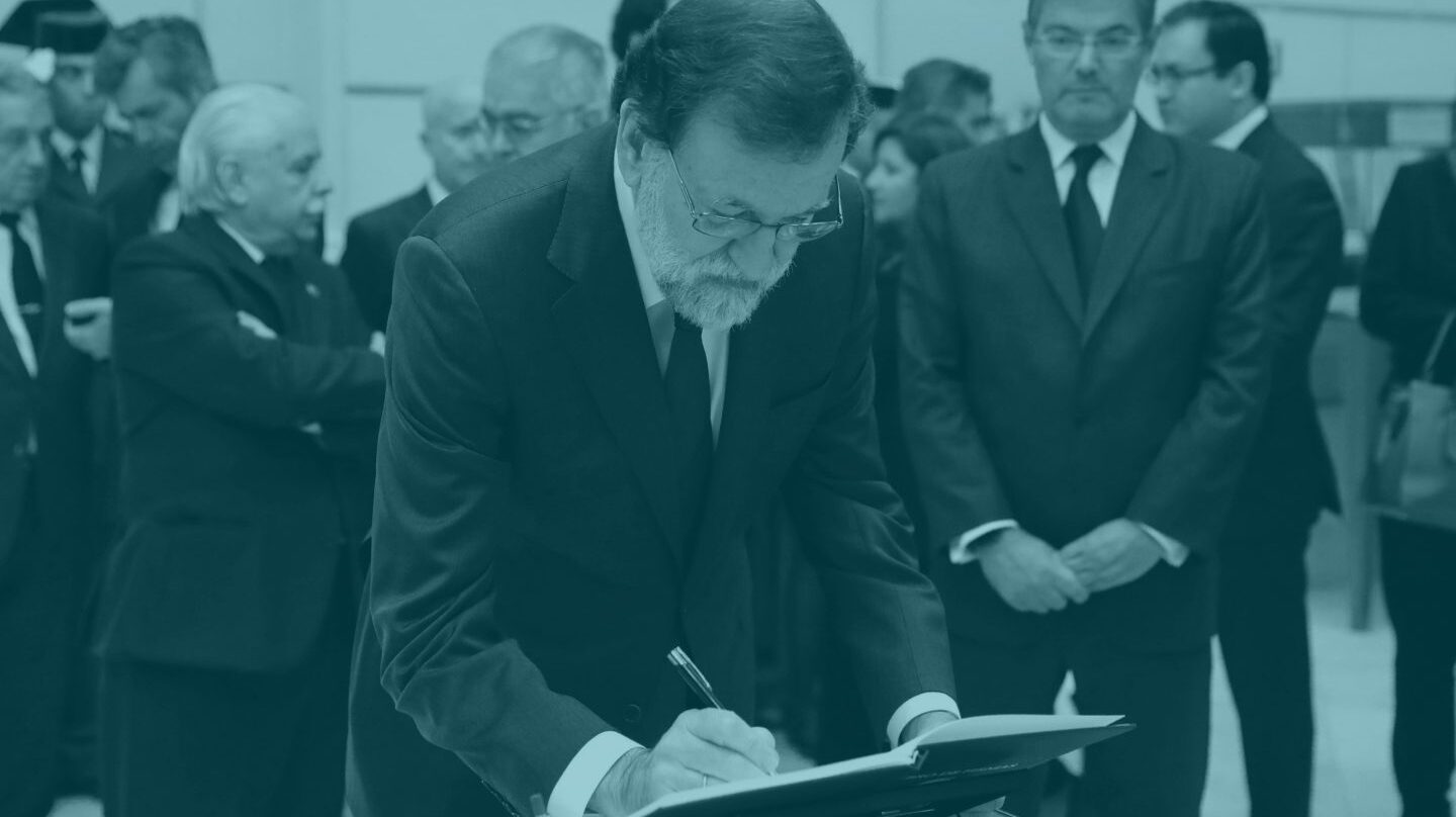 Mariano Rajoy firma el libro de condolencias en la capilla ardiente del Fiscal General del Estado, José Manuel Maza.