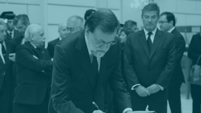 Mariano Rajoy firma el libro de condolencias en la capilla ardiente del Fiscal General del Estado, José Manuel Maza.