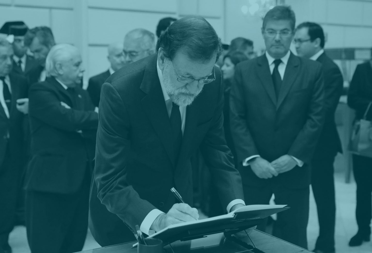 Mariano Rajoy firma el libro de condolencias en la capilla ardiente del Fiscal General del Estado, José Manuel Maza.