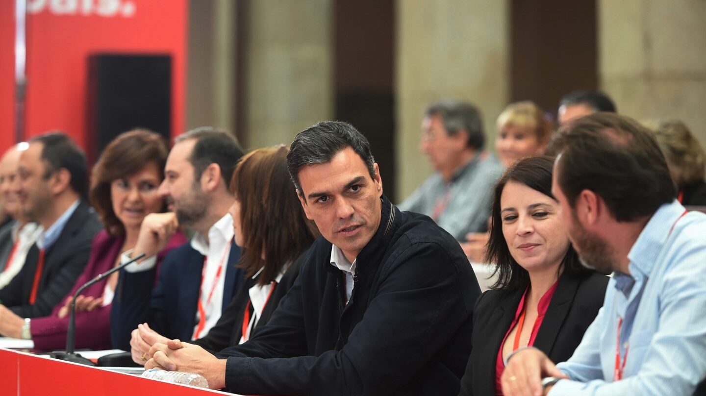 El secretario general del PSOE, Pedro Sánchez, y la presidenta, Cristina Narbona, junto a otros líderes socialistas, durante la reunión del Comité Federal
