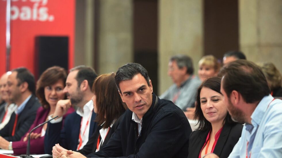 El secretario general del PSOE, Pedro Sánchez, y la presidenta, Cristina Narbona, junto a otros líderes socialistas, durante la reunión del Comité Federal
