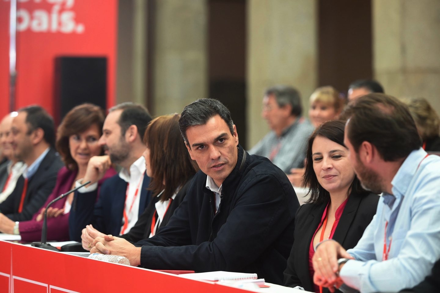 El secretario general del PSOE, Pedro Sánchez, y la presidenta, Cristina Narbona, junto a otros líderes socialistas, durante la reunión del Comité Federal