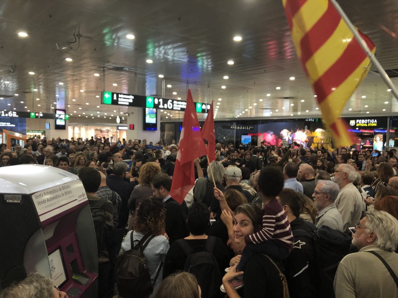 Cientos de personas esperan a los miebros de la Mesa del Parlament.