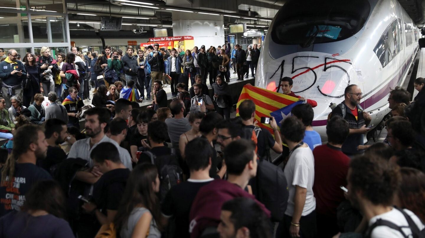 Piquete independentista en la estación de AVE de Barcelona Sants.