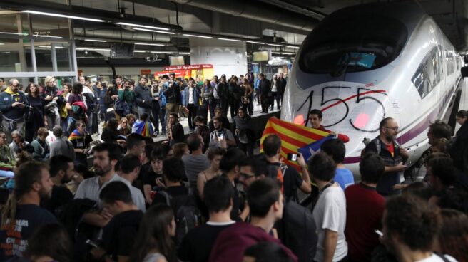 Piquete independentista en la estación de AVE de Barcelona Sants.