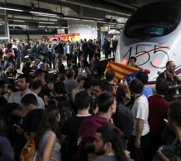 Los piquetes toman Barcelona Sants tras cortar el AVE a Girona