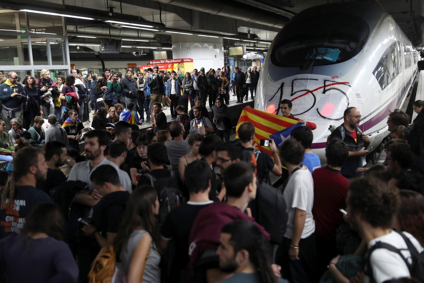 Piquete independentista en la estación de AVE de Barcelona Sants.