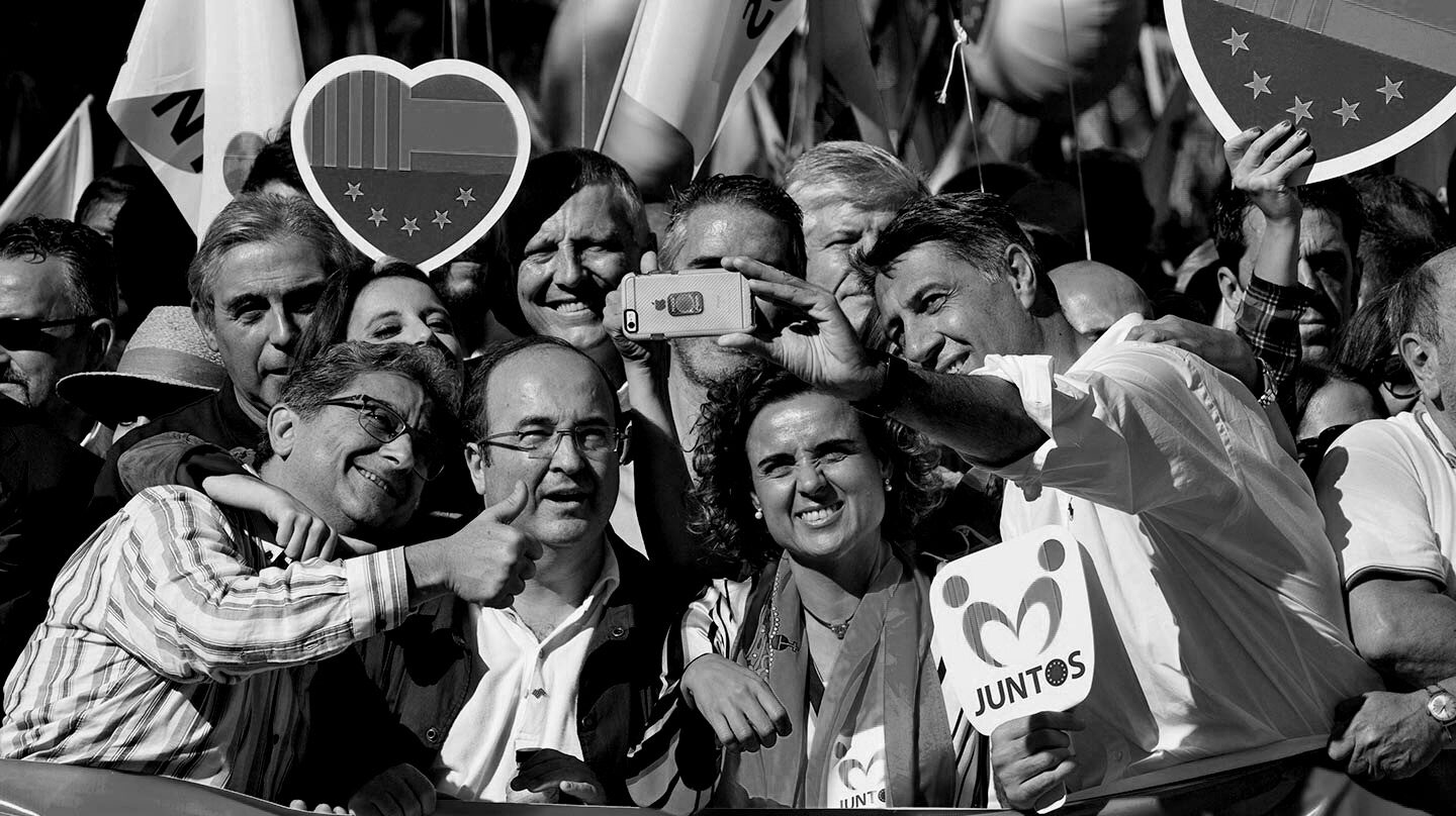 El delegado del Gobierno en Cataluña, Enric Millo (i); el primer secretario del PSC, Miquel Iceta (2i); la ministra de Sanidad, Dolors Montserrat (2d), y el líder del PPC, Xavier García Albiol (d), se fotografían en la cabecera de la manifestación convocada por la entidad Societat Civil Catalana en el centro de Barcelona bajo el lema "Todos somos Cataluña".