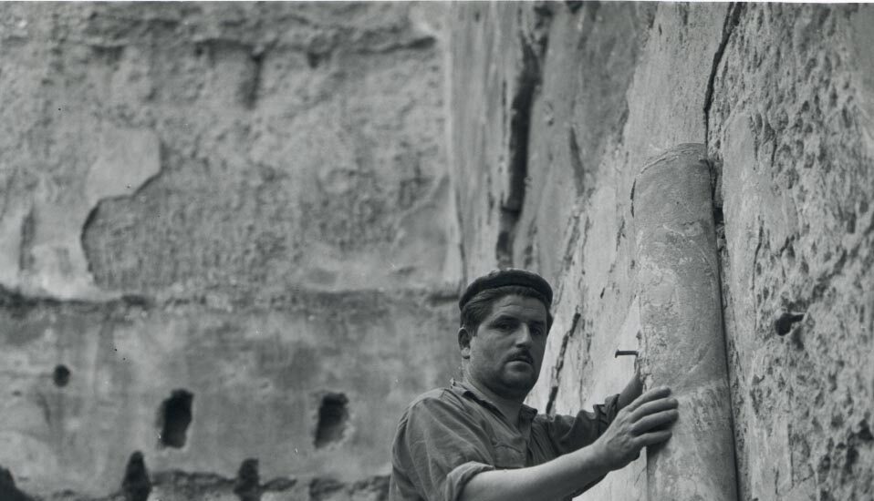 Un vecino de Sijena con el restaurador de MNAC J.Pradel en el Monasterio