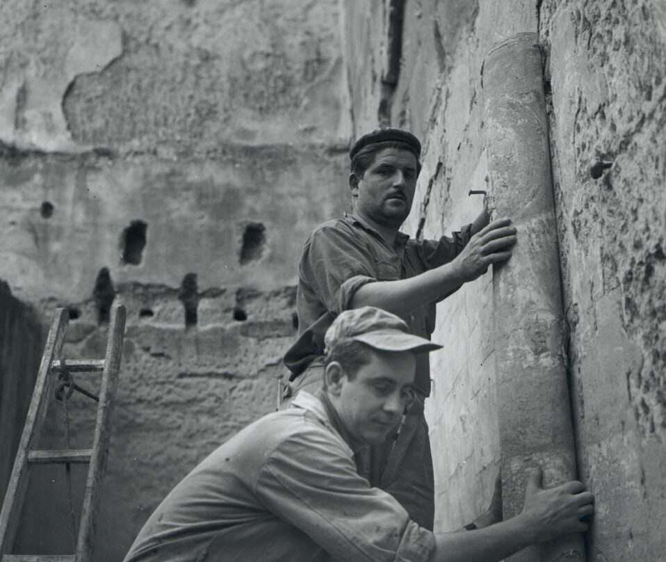 Un vecino de Sijena con el restaurador de MNAC J.Pradel en el Monasterio