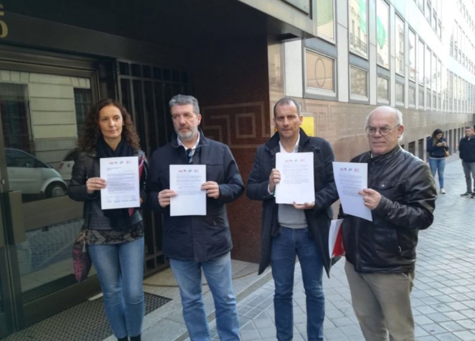 Representantes de los sindicatos UGT, CCOO, CSI-F y STEs, de la Enseñanza.