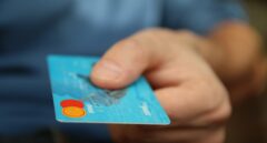 Las tarjetas de crédito en circulación aumentan a niveles de 2017 tras las ofertas de las entidades