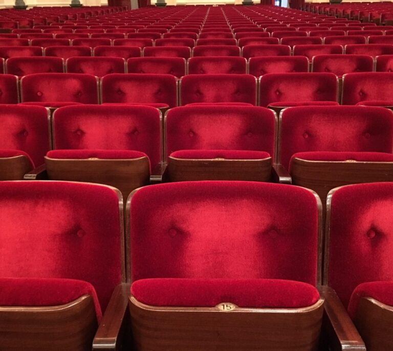 Montoro avisa al cine: “La rebaja del IVA no es para elevar beneficio sino para bajar las entradas”
