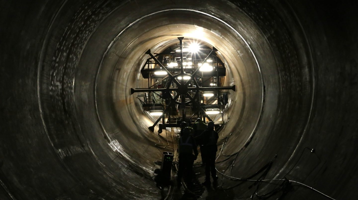Interior de la conducta de bombeo del Gouvâes