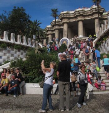 El turismo español resiste el impacto de la guerra en Semana Santa: [...]