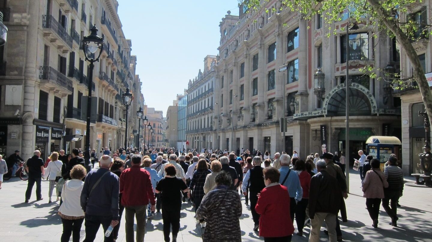 Gente paseando por el centro de Barcelona.