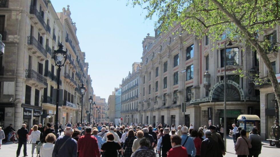 Gente paseando por el centro de Barcelona.
