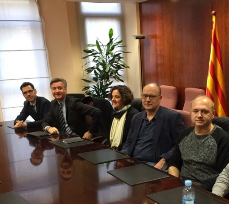 Las presiones de los independentistas: "Rompe el carné del PSC y seguirás siendo alcalde"