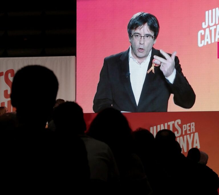Puigdemont no se plantea volver después de que el Supremo retire la petición de entrega