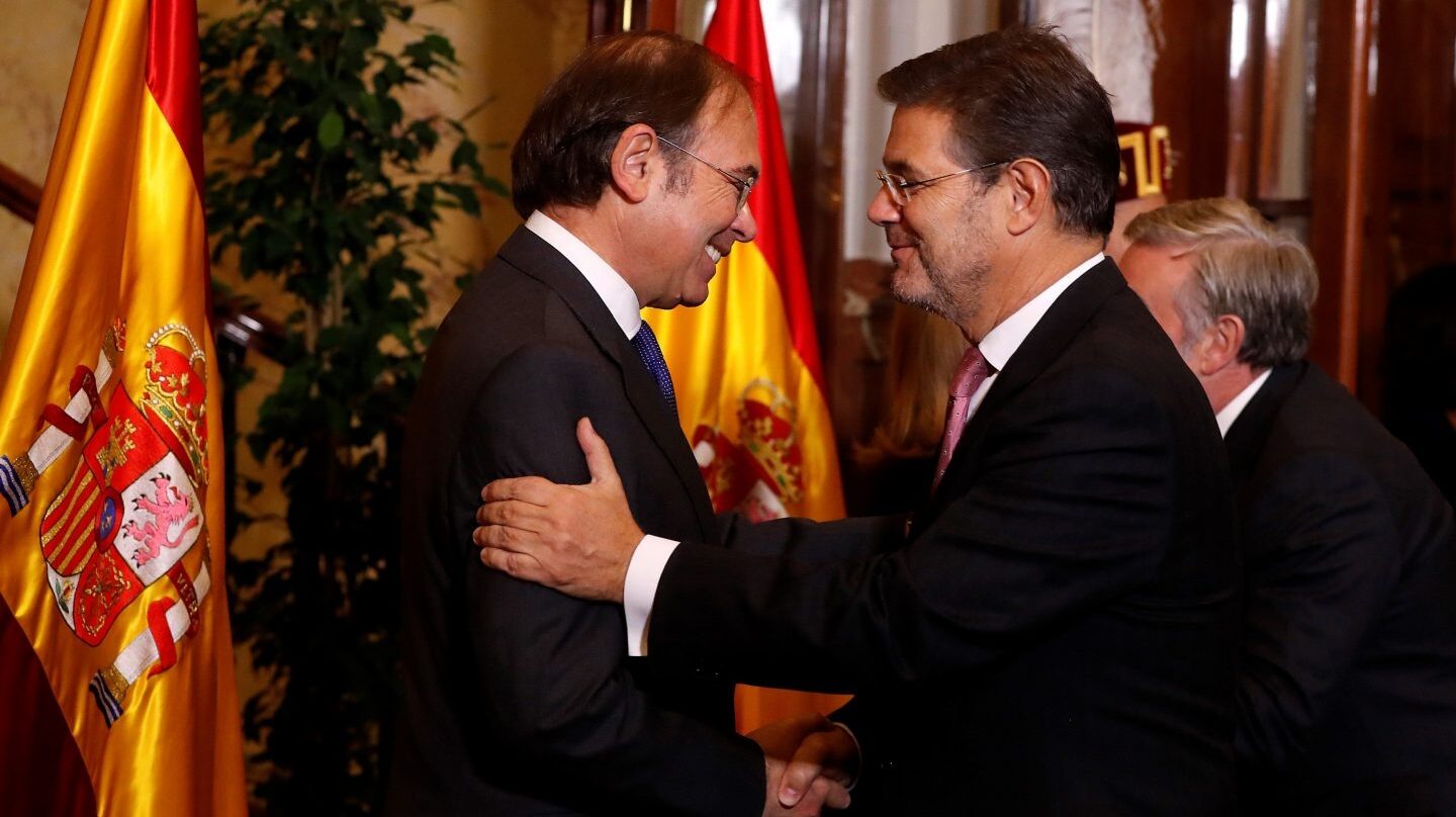 Catalá saluda a García Escudero durante la celebración de este 6 de Diciembre