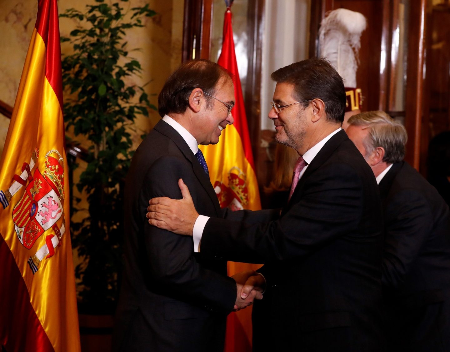 Catalá saluda a García Escudero durante la celebración de este 6 de Diciembre