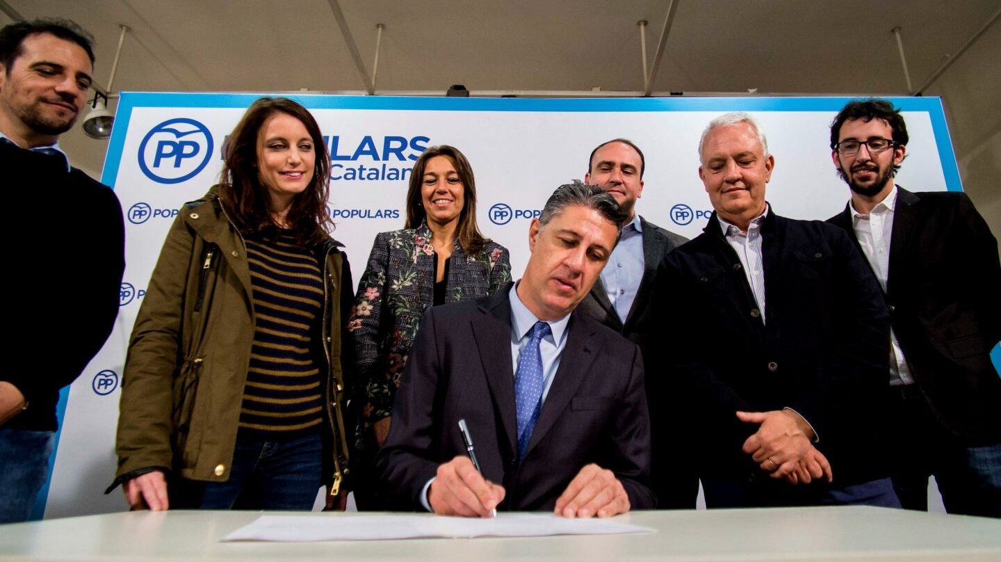 El candidato del PP, Xabier García-Albiool, este lunes en un acto de campaña junto a su equipo.