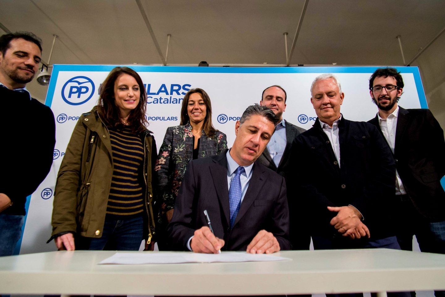 El candidato del PP, Xabier García-Albiool, este lunes en un acto de campaña junto a su equipo.