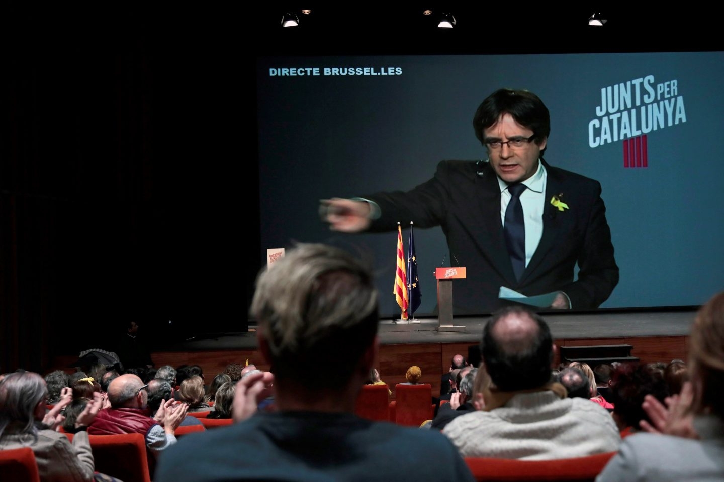 Carles Puigdemont, durante su intervención a través del plasma en uno de los mítines del 21-D.