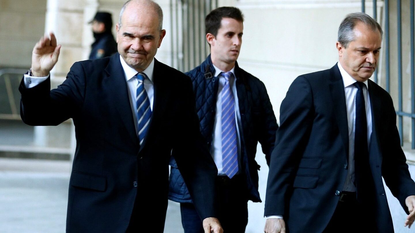 El ex presidente de la Junta de Andalucía Manuel Chaves, acompañado de su abogado a su llegada a la Audiencia de Sevilla.