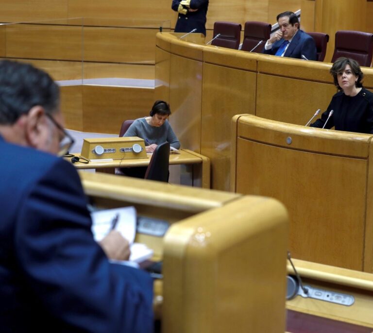 Sáenz de Santamaría acusa a ERC y PdCat de "resucitar a Franco un día y otro también"