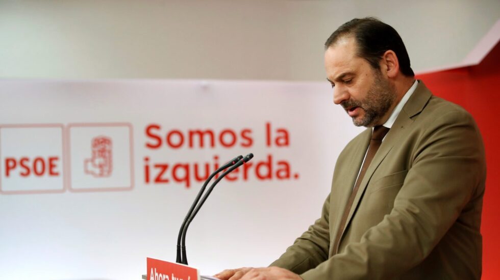 El secretario de Organización del PSOE, José Luis Ábalos, en una rueda de prensa en Ferraz.