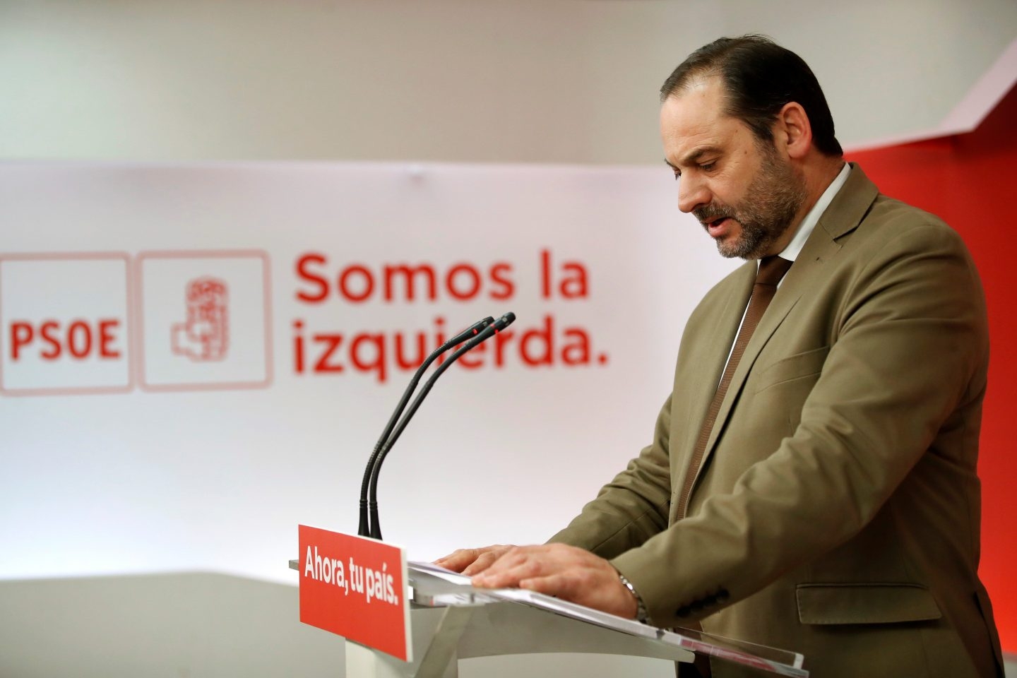 El secretario de Organización del PSOE, José Luis Ábalos, en una rueda de prensa en Ferraz.