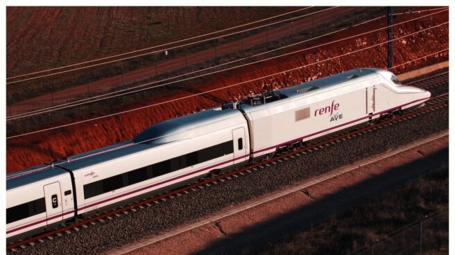 Imagen de un tren AVE en circulación. Imagen de un tren AVE en circulación.
