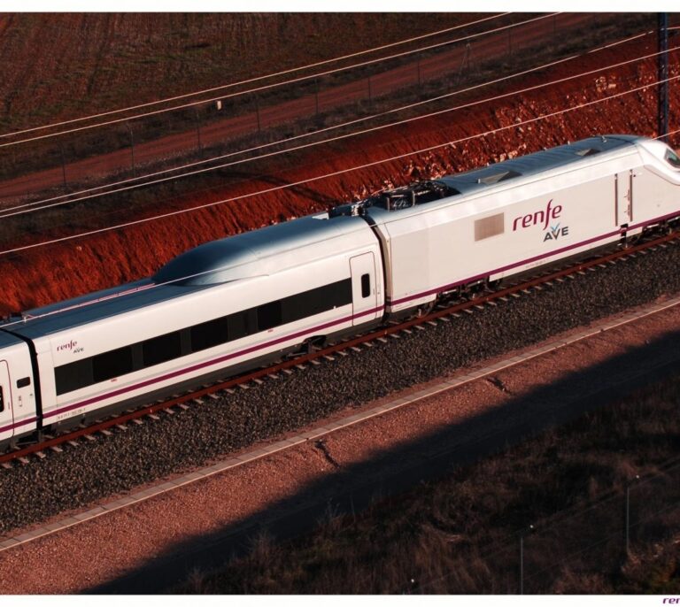 Adif da el pistoletazo de salida a la carrera por entrar a competir con Renfe en el AVE