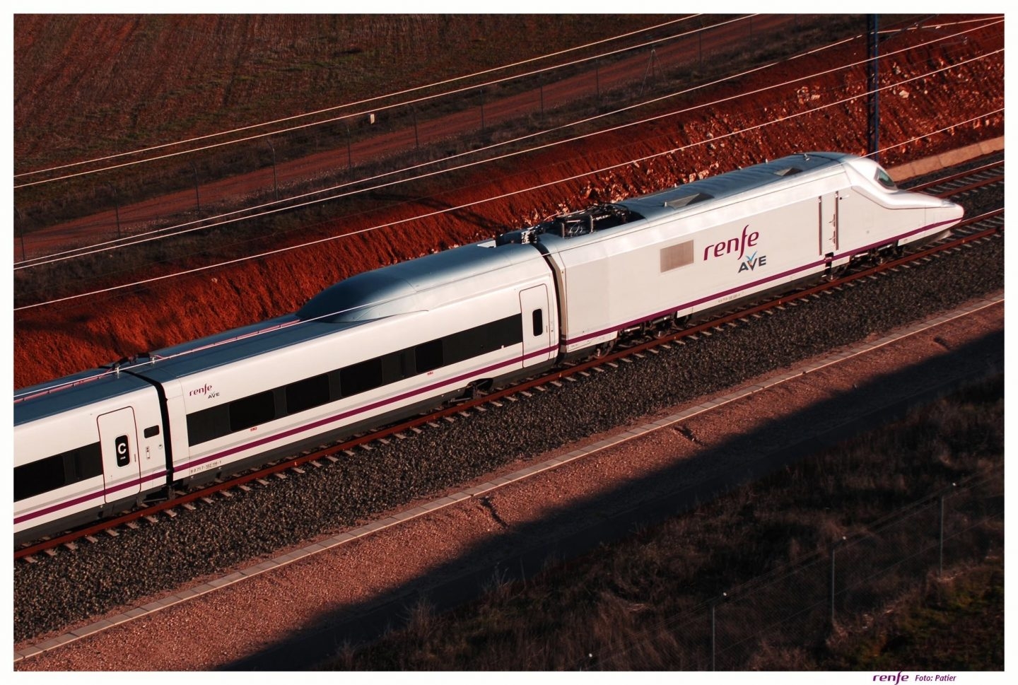 Imagen de un tren AVE en circulación.