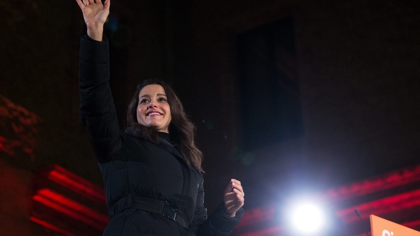 La cabeza de lista de Ciudadanos Inés Arrimadas, durante el acto final de Campaña en la Plaza de Mayor de Nou Barris de Barcelona, con la presencia del presidente de Ciudadanos Albert RiverA.