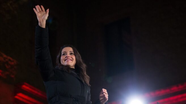 La cabeza de lista de Ciudadanos Inés Arrimadas, durante el acto final de Campaña en la Plaza de Mayor de Nou Barris de Barcelona, con la presencia del presidente de Ciudadanos Albert RiverA.