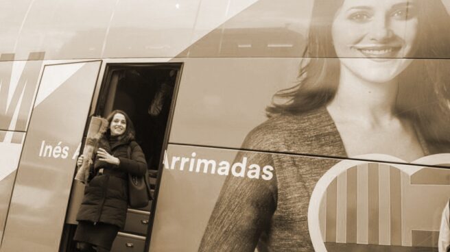 Inés Arrimadas, candidata a la Generalitat por Ciudadanos, sale del autobús de la campaña electoral catalana.