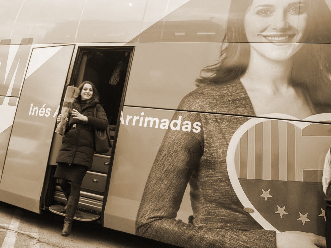 Inés Arrimadas, candidata a la Generalitat por Ciudadanos, sale del autobús de la campaña electoral catalana.