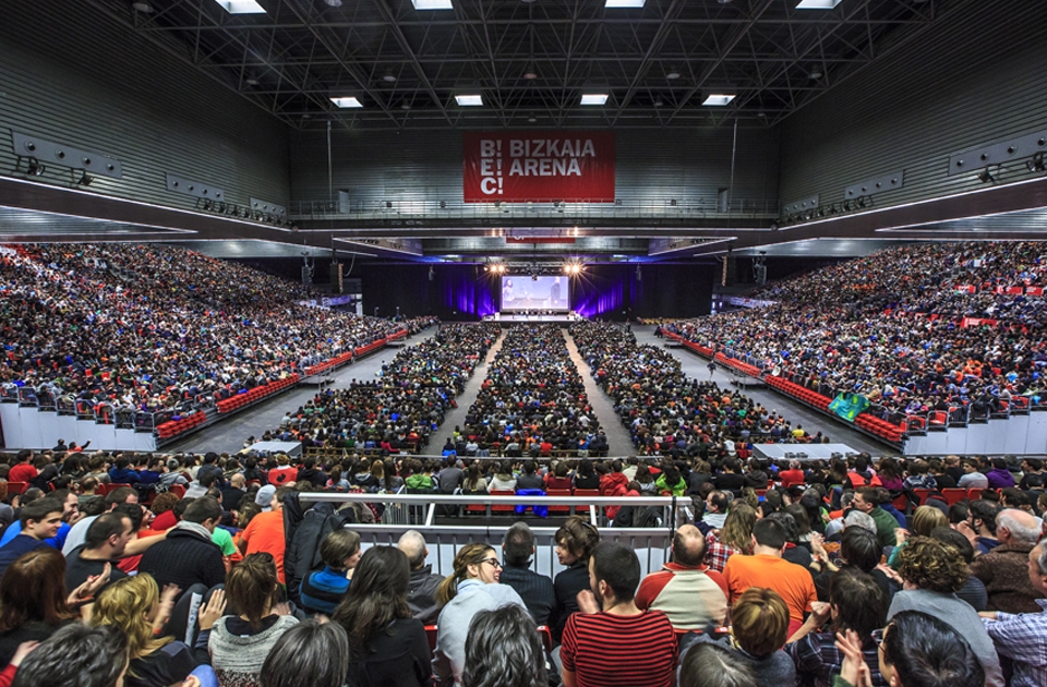 Concurso de bertsolaris en el Bizkaia Arena de Barakaldo.